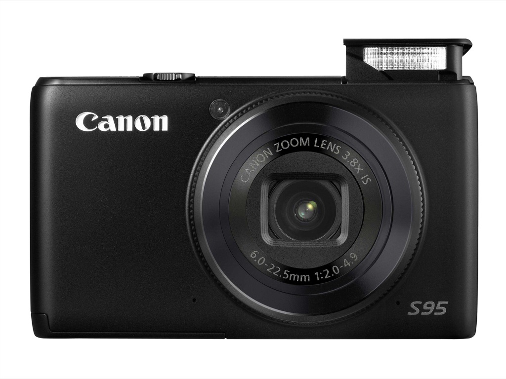 Canon Powershot S95 mit aufgeklapptem Blitz